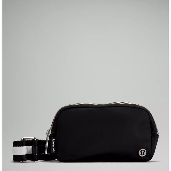 Lululemon Belt Bag with white stripe - Picture 3 of 3